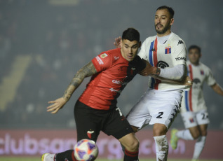 Santa Fe, Argentina.- En las fotos tomadas el 25 de julio del 2023, durante el partido entre Tigre y Colón en el Estadio Brigadier Gral. Estanislao López. Tigre venció por 3-1 a Colón, con goles de Badaloni, Armoa y Cardozo. Con este resultado, Tigre se aleja de disputar el título, mientras que Colón quedó a tres puntos del descenso directo por tabla anual.