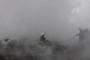 Buenos Aires, Argentina.- En las fotos tomadas el 11 de julio del 2023, cuerpos de bomberos controlaron un incendio de un depósito de palets en la ciudad de Luis Guillón, del partido de Esteban Echevarría en Buenos Aires. Hasta el momento se desconocen las razones por las cuales habría comenzado el fuego, sin embargo, se sospecha que haya sido un hecho intencional.