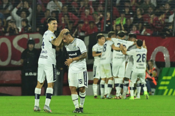 Rosario, Argentina.- En las fotos tomadas el 3 de julio del 2023, durante el partido entre Newell’s y Gimnasia en el Estadio Marcelo Bielsa, en el cierre de la fecha 22 de la Liga Profesional Argentina. Newell’s empató 2-2 con Gimnasia. Gimnasia anotó por medio de Benjamín Domínguez y Cristian Tarragona. Mientras que Newell's anotó gol de Guillermo Ortíz y empató con Lisandro Montenegro.