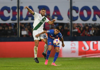 Buenos Aires, Argentina.- En las fotos tomadas el 5 de julio del 2023, durante el partido entre Banfield y Tigre en el Estadio Monumental de Victoria (José Dellagiovanna) por la Liga Profesional Argentina. Banfield venció por 2-1 a Tigre con un doblete de Bisanz, mientras que Luciatti consiguió el descuento y luego se fue expulsado.