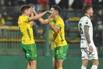 Buenos Aires, Argentina.- En las fotos tomadas el 23 de julio del 2023, durante el partido entre Defensa y Justicia y Sarmiento por la 26ta. fecha de la Liga Profesional de Fútbol en el Estadio Norberto Tomaghello. Defensa y Justicia venció por 3-0 a Sarmiento como local. Para Defensa y Justicia los goles fueron marcados por Nicolás Tripicchio (a los 11 minutos), David Barbona (a los 54 minutos) y Facundo Echevarría (a los 93 minutos). En la próxima fecha, Sarmiento se medirá con Banfield, mientras que Defensa y Justicia tendrá como rival a Union.