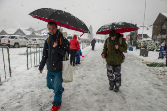 Bariloche, Argentina.- En las fotos tomadas el 4 de julio del 2023, muestra las calles de Bariloche en medio de la temporada de nieve. El Servicio Meteorológico Nacional (SMN) emitió un nuevo alerta por lluvia y nieve en la provincia de Neuquén y Río Negro. La nieve acumulada podría alcanzar entre 40 y 70 cm, con los mayores acumulados en las zonas más elevadas de la cordillera.