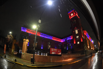 Buenos Aires, Argentina.- En las fotos tomadas el 12 de julio del 2023, los principales monumentos y edificios históricos de la Ciudad de Buenos Aires se iluminaron de rojo y azul en un gesto significativo para recordar el centenario del nacimiento del prestigioso cardiólogo René Favaloro. De esta forma se tiñeron con los "colores del corazón" el Palacio Lezama, la Usina del Arte, la Torre de los Ingleses, la escultura Floralis Genérica, el Monumento Carta Magna y el emblemático Obelisco del Centro porteño.