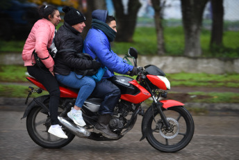 Buenos Aires, Argentina.- En las fotos tomadas el 18 de julio del 2023, muestra las calles de Buenos Aires en medio de la ola de frío que afecta gran parte del país. El Servicio Meteorológico Nacional (SMN), emitió una serie de alertas por una ola polar que se extenderá por todo el país. Según el informe meteorológico, las provincias de Santa Cruz, Río Negro, Neuquén, San Luis, así como también Jujuy, Salta y Mendoza, permanecerán bajo alerta amarilla por temperaturas que alcanzarán los -8.6 grados bajo cero.