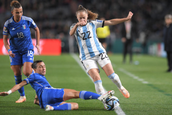 Auckland, Nueva Zelanda.- En las fotos tomadas el 24 de julio del 2023, durante el partido entre Italia y Argentina en el Mundial Femenino de la FIFA, válido por el Grupo G en el estadio Eden Park de Auckland, Nueva Zelanda. Italia derrotó este lunes a Argentina 1-0 con un gol en el final del partido intensamente disputado.