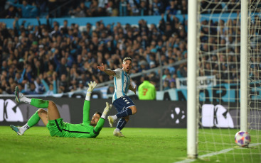 Buenos Aires, Argentina.- En las fotos tomadas el 5 de julio del 2023, durante el partido entre San Lorenzo y Racing por el título de la Liga Profesional Argentina en el Cilindro de Avellaneda. San Lorenzo empató 1-1 con Racing en un duelo polémico, con un expulsado por lado, reclamos de penales no sancionados y un empate que dejó a los de Boedo sin chances de pelearle el título a River.