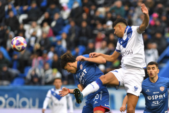 Buenos Aires, Argentina.- In the photos taken on July 24, 2023, during the match between Vélez and Unión for the 26th. and penultimate date of the Professional Football League at the José Amalfitani stadium in the Liniers neighborhood. Vélez Sarsfield and Unión de Santa Fe tied without goals, an equality that leaves Vélez and Unión with 27 points in the Professional League, they are in positions 23 and 24 respectively.