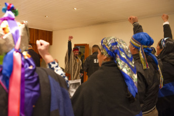 Chubut, Argentina.- En las fotos tomadas el 27 de julio del 2023, durante el juicio de extradición del referente mapuche Facundo Jones Huala en el Escuadrón 36 de Gendarmería, en la ciudad de Esquel, provincia de Chubut. Huala, prófugo de la Justicia chilena desde febrero de 2022 y detenido en Argentina en enero pasado, fue condenado por delitos de incendio y porte ilegal de armas cometidos en Chile en 2013.