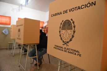 Santa Fe, Argentina.- En las fotos tomadas el 16 de julio del 2023, argentinos participan de las elecciones primarias en la provincia de Santa Fe. Con más del 98 por ciento de las mesas, Maximiliano Pullaro es el ganador de los comicios y se impuso en la interna del espacio que representa a Juntos por el Cambio; en tanto, Marcelo Lewandowski lideró en el frente oficialista.