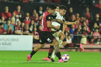 Rosario, Argentina.- En las fotos tomadas el 3 de julio del 2023, durante el partido entre Newell’s y Gimnasia en el Estadio Marcelo Bielsa, en el cierre de la fecha 22 de la Liga Profesional Argentina. Newell’s empató 2-2 con Gimnasia. Gimnasia anotó por medio de Benjamín Domínguez y Cristian Tarragona. Mientras que Newell's anotó gol de Guillermo Ortíz y empató con Lisandro Montenegro.