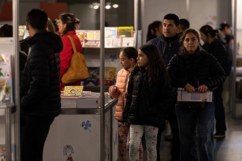 Buenos Aires, Argentina.- En las fotos tomadas el 14 de julio del 2023, argentinos visitan los stands de la Feria del Libro Infantil y Juvenil en el Centro Cultural Kirchner (CCK). Más de 100 espectáculos de narración, 200 talleres de ciencia, más de 100 talleres de ilustración, un festival de historieta para chicos entre 6 y 12 años y otro para jóvenes lectores de entre 13 y 17, son solo algunas de las actividades que integran este gran evento cultural de la literatura infantil y juvenil.