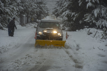 Bariloche, Argentina.- En las fotos tomadas el 4 de julio del 2023, muestra las calles de Bariloche en medio de la temporada de nieve. El Servicio Meteorológico Nacional (SMN) emitió un nuevo alerta por lluvia y nieve en la provincia de Neuquén y Río Negro. La nieve acumulada podría alcanzar entre 40 y 70 cm, con los mayores acumulados en las zonas más elevadas de la cordillera.