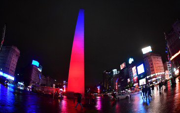 Buenos Aires, Argentina.- En las fotos tomadas el 12 de julio del 2023, los principales monumentos y edificios históricos de la Ciudad de Buenos Aires se iluminaron de rojo y azul en un gesto significativo para recordar el centenario del nacimiento del prestigioso cardiólogo René Favaloro. De esta forma se tiñeron con los "colores del corazón" el Palacio Lezama, la Usina del Arte, la Torre de los Ingleses, la escultura Floralis Genérica, el Monumento Carta Magna y el emblemático Obelisco del Centro porteño.