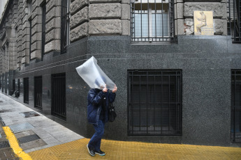 Buenos Aires, Argentina.- En las fotos tomadas el 13 de julio del 2023, muestra las calles de Buenos Aires en medio de las lluvias. El Servicio Meteorológico Nacional (SMN) lanzó este miércoles una alerta por tormentas fuertes con lluvias intensas y ráfagas de viento de hasta 50 kilómetros por hora. Según indicó el organismo, la advertencia naranja y amarilla rige para las provincia de Buenos Aires, Santa Fe, Corrientes, Entre Ríos y Chaco.