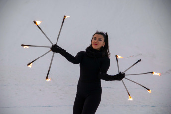 Ushuaia, Argentina.- En las fotos tomadas el 8 de julio del 2023, una multitud presenció la bajada de antorchas en la Fiesta Nacional del Invierno en Ushuaia, la cual se lleva a cabo desde hace 22 años. Este año, se obtuvo el carácter nacional del evento, celebrándose la "Primera Edición de la Fiesta Nacional del Invierno".