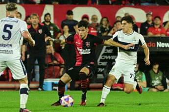 Rosario, Argentina.- En las fotos tomadas el 3 de julio del 2023, durante el partido entre Newell’s y Gimnasia en el Estadio Marcelo Bielsa, en el cierre de la fecha 22 de la Liga Profesional Argentina. Newell’s empató 2-2 con Gimnasia. Gimnasia anotó por medio de Benjamín Domínguez y Cristian Tarragona. Mientras que Newell's anotó gol de Guillermo Ortíz y empató con Lisandro Montenegro.