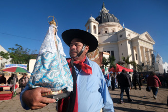 Corrientes, Argentina.- En las fotos tomadas el 16 de julio del 2023, se realizó la procesión náutica por el río Paraná, que incluye el encuentro de las imágenes de las vírgenes de Itatí con la de Caacupé, proveniente de Paraguay, en el marco de el 123° aniversario de la coronación pontificia de la Virgen de Itatí. Del evento, participaron más de 300.000 personas con el lema “Con María de Itatí, aprendemos a escuchar, discernir y misionar”. Itatí deviene de las palabras guaraníes "itá morotí", que significa “punta de piedra” y su abreviación da origen al nombre.