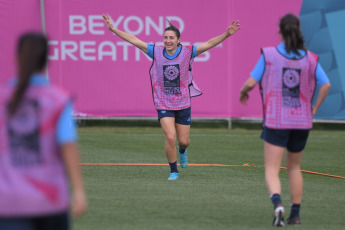 Auckland, Nueva Zelanda.- En las fotos tomadas el 18 de julio del 2023, las jugadoras de la Selección Argentina durante su primer entrenamiento abierto en el Michael Ave´s Reserve de Ellerslie, en Auckland. La Selección de Italia es el primer rival de Argentina. Luego de una gran crisis futbolística, el conjunto europeo está recuperando el nivel de su época dorada y ante eso deberán enfrentarse las dirigidas por Germán Portanova.