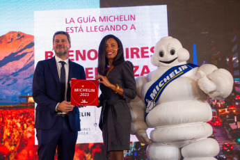 Buenos Aires, Argentina.- En las fotos tomadas el 25 de julio del 2023, el ministro de Turismo y Deporte de la Nación, Matías Lammens (izquierda), y Eliana Banchik (derecha), CEO de Michelin Argentina, firmaron un contrato por tres años para la llegada de la guía al país. La Guía Michelin, una de las más prestigiosa del mundo en gastronomía, anunció que en su primera incursión en el país sus inspectores examinarán y recomendarán los restaurantes de calidad de la Ciudad de Buenos Aires y Mendoza, donde los elegidos se conocerán el 24 de noviembre, lo que convirtió a la Argentina en el primer país de habla hispana de Latinoamerica en ser incluido en la afamada nómina.