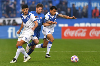 Buenos Aires, Argentina.- En las fotos tomadas el 24 de julio del 2023, durante el partido entre Vélez y Unión por la 26ta. y penúltima fecha de la Liga Profesional de Fútbol en el estadio José Amalfitani del barrio de Liniers. Vélez Sarsfield y Unión de Santa Fe empataron sin goles, una igualdad que deja a Vélez y Unión con 27 puntos en la Liga Profesional, están en los puestos 23 y 24 respectivamente.