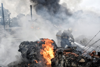 Lomas de Zamora, Argentina.- En las fotos tomadas el 9 de julio del 2023, muestra el incendio en el galpón de una cooperativa de reciclado de Villa Fiorito, en el partido bonaerense de Lomas de Zamora. Tras el incendio, no se reportaron víctimas fatales ni heridos. De acuerdo a lo informado por integrantes de la cooperativa, las máquinas del depósito se encontraban “apagadas” debido a que en el lugar no se realizan actividades.