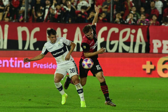 Rosario, Argentina.- En las fotos tomadas el 3 de julio del 2023, durante el partido entre Newell’s y Gimnasia en el Estadio Marcelo Bielsa, en el cierre de la fecha 22 de la Liga Profesional Argentina. Newell’s empató 2-2 con Gimnasia. Gimnasia anotó por medio de Benjamín Domínguez y Cristian Tarragona. Mientras que Newell's anotó gol de Guillermo Ortíz y empató con Lisandro Montenegro.