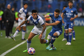 Buenos Aires, Argentina.- In the photos taken on July 24, 2023, during the match between Vélez and Unión for the 26th. and penultimate date of the Professional Football League at the José Amalfitani stadium in the Liniers neighborhood. Vélez Sarsfield and Unión de Santa Fe tied without goals, an equality that leaves Vélez and Unión with 27 points in the Professional League, they are in positions 23 and 24 respectively.