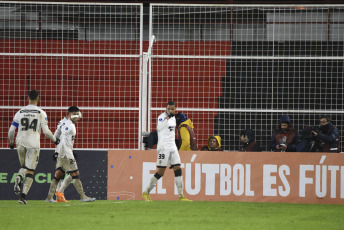 Paraná, Argentina.- En las fotos tomadas el 12 de julio del 2023, durante el partido entre Botafogo y Patronato en un duelo correspondiente a la ida de los play offs de la Copa Sudamericana 2023 en el estadio Presbítero Bartolomé Grella. A pesar de los intentos finales de Patronato, incluido un gol anulado por fuera de juego en el minuto 79, no lograron marcar y el partido concluyó con una victoria para Botafogo por 2-0.