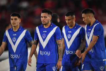 Buenos Aires, Argentina.- En las fotos tomadas el 30 de julio del 2023, durante el partido entre Huracán y Vélez por la 27ma. y última fecha de la Liga Profesional de Fútbol en el estadio Tomás Adolfo Ducó. Huracán derrotó a Vélez Sarsfield por 1-0 como local. Tras el encuentro, el defensor uruguayo de los de Liniers, Diego Godín, anunció su retiro del fútbol.