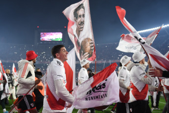 Buenos Aires, Argentina.- En las fotos tomadas el 15 de julio del 2023, River Plate celebra su inminente consagración en la Liga Profesional de Fútbol (LPF) tras el partido con Estudiantes de La Plata en el Monumental. River Plate venció a Estudiantes de La Plata por 3 a 1 y se coronó campeón de la Liga Profesional de Fútbol con dos fechas de anticipación, acompañado por 86.000 fervorosos hinchas que vivieron una fiesta completa en el Monumental.