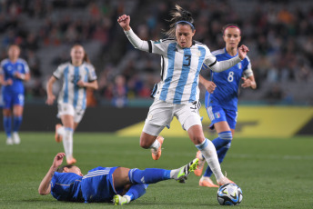 Auckland, Nueva Zelanda.- En las fotos tomadas el 24 de julio del 2023, durante el partido entre Italia y Argentina en el Mundial Femenino de la FIFA, válido por el Grupo G en el estadio Eden Park de Auckland, Nueva Zelanda. Italia derrotó este lunes a Argentina 1-0 con un gol en el final del partido intensamente disputado.