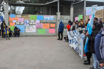 Jujuy, Argentina.- En las fotos tomadas el 17 de julio del 2023, nueve personas que permanecían detenidas en el penal del barrio Alto Comedero, de San Salvador de Jujuy, acusadas de cometer delitos en protestas contra la reforma constitucional aprobada el 20 de junio pasado, fueron liberadas por orden del juez de Control de Jujuy Rodolfo Fernández. En Jujuy, así como en la Ciudad de Buenos Aires, se mantenían las manifestaciones exigiendo la libertad y el cese de la persecusión de parte del gobierno de Gerardo Morales.