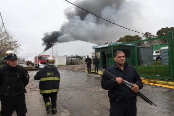 Lomas de Zamora, Argentina.- En las fotos tomadas el 9 de julio del 2023, muestra el incendio en el galpón de una cooperativa de reciclado de Villa Fiorito, en el partido bonaerense de Lomas de Zamora. Tras el incendio, no se reportaron víctimas fatales ni heridos. De acuerdo a lo informado por integrantes de la cooperativa, las máquinas del depósito se encontraban “apagadas” debido a que en el lugar no se realizan actividades.