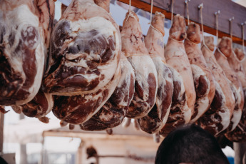 San Juan, Argentina.- En las fotos tomadas el 14 de julio del 2023, las personas compran asado en medio de la situación económica que atraviesa el país. La Argentina registró en junio la segunda inflación más alta de América Latina y la tercera más alta del mundo con el 115,6% informado por el Indec. En América Latina, el país quedó segundo detrás de Venezuela, que sin embargo, en sintonía con otros países, muestra una desaceleración del índice anual de precios.