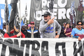 Buenos Aires, Argentina.- En las fotos tomadas el 4 de julio del 2023, organizaciones sociales marcharon a la sede de Desarrollo Social en reclamo de un aumento de programas de asistencia social y alimentos para los comedores populares. La jornada de protestas tuvo réplicas en Neuquén, Río Negro, Santa Fé, Corrientes, Misiones y otras provincias del interior del país a pocas semanas de las elecciones primarias.