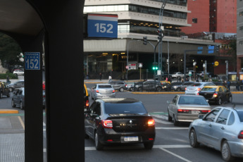 Buenos Aires, Argentina.- En las fotos tomadas el 7 de julio del 2023, muestra las calles de Buenos Aires en medio del paro de colectivos. Un paro de colectivos y una medida de fuerza sorpresiva en el Tren Sarmiento de empleados jerárquicos que reclaman la homologación del Convenio Colectivo -firmado en enero de 2022- dejó sin poder viajar a millones de pasajeros que buscaron formas alternativas para poder llegar al trabajo.