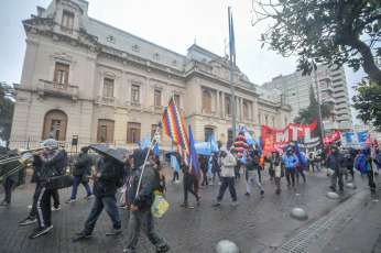 Jujuy, Argentina.- En las fotos tomadas el 13 de julio del 2023, sindicatos docentes y otros sectores estatales de Jujuy, agrupados en la Intergremial y la Multisectorial, se movilizaron en rechazo a la reforma constitucional en el marco de un paro por 24 horas y para exigir la libertad de las personas detenidas por la policía durante las protestas. La tensión reavivó en Jujuy con al menos 13 personas detenidas, vinculadas por la Justicia local con incidentes en un Concejo Deliberante y con el intento de incendio y toma de la Legislatura provincial sucedido el 20 de junio.