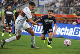 Buenos Aires, Argentina.- En las fotos tomadas el 30 de julio del 2023, durante el partido entre Gimnasia y Esgrima La Plata y Platense en el Estadio Juan Carmelo Zerillo. Gimnasia y Platense cerraron con un empate en uno, con goles de Eric Ramírez en la primera etapa y de Marco Pellegrino en tiempo de descuento.