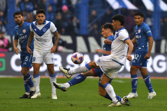 Buenos Aires, Argentina.- In the photos taken on July 24, 2023, during the match between Vélez and Unión for the 26th. and penultimate date of the Professional Football League at the José Amalfitani stadium in the Liniers neighborhood. Vélez Sarsfield and Unión de Santa Fe tied without goals, an equality that leaves Vélez and Unión with 27 points in the Professional League, they are in positions 23 and 24 respectively.