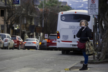 Bariloche, Argentina.- En las fotos tomadas el 14 de julio del 2023, muestra las calles en medio de la ola de frío que atraviesa el país. El Servicio Meteorológico Nacional (SMN) emitió una alerta meteorológica amarilla por frío extremo en Buenos Aires y para más de 55 localidades de Argentina. Las temperaturas mínimas alcanzarán los -8°C para algunos sectores de la Patagonia y las máximas serán de 15°C en el centro del país. El alerta rige para las provincias de Santa Cruz, La Pampa, San Luis, Córdoba, Mendoza, San Juan, La Rioja, Chaco, Corrientes, Misiones, Formosa, Jujuy y Salta.