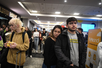 Buenos Aires, Argentina.- En las fotos tomadas el 12 de julio del 2023, muestra el colapso en el Aeroparque Jorge Newbery por una medida de fuerza gremial de Intercargo. Se combinó con complicaciones climáticas y una caída del sistema de Aerolíneas Argentinas. El paro tuvo réplicas en terminales como Salta y Mendoza. Al menos 50 vuelos sufrieron demoras y cancelaciones y unos 6.000 pasajeros se vieron afectados en vísperas de las vacaciones de invierno.