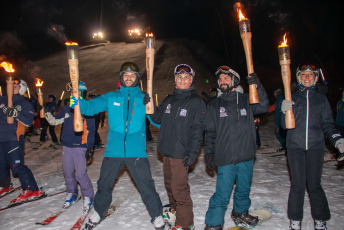 Ushuaia, Argentina.- En las fotos tomadas el 8 de julio del 2023, una multitud presenció la bajada de antorchas en la Fiesta Nacional del Invierno en Ushuaia, la cual se lleva a cabo desde hace 22 años. Este año, se obtuvo el carácter nacional del evento, celebrándose la "Primera Edición de la Fiesta Nacional del Invierno".