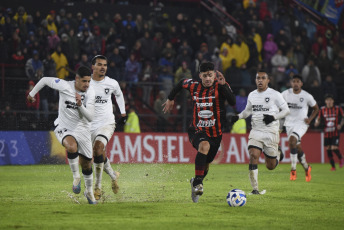 Paraná, Argentina.- En las fotos tomadas el 12 de julio del 2023, durante el partido entre Botafogo y Patronato en un duelo correspondiente a la ida de los play offs de la Copa Sudamericana 2023 en el estadio Presbítero Bartolomé Grella. A pesar de los intentos finales de Patronato, incluido un gol anulado por fuera de juego en el minuto 79, no lograron marcar y el partido concluyó con una victoria para Botafogo por 2-0.