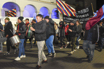 Jujuy, Argentina.- En las fotos tomadas el 30 de junio del 2023, muestra una nueva marcha de antorchas contra la reforma constitucional de la provincia que impulsó el gobernador local y precandidato vicepresidencial de Juntos por el Cambio (JxC), Gerardo Morales, y denunciaron que esa modificación de la Carta Magna del distrito se hizo de "espaldas al pueblo".