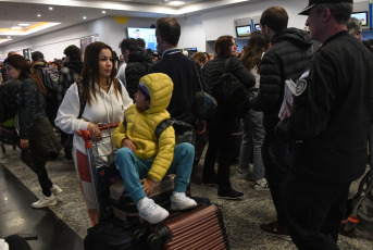 Buenos Aires, Argentina.- En las fotos tomadas el 12 de julio del 2023, muestra el colapso en el Aeroparque Jorge Newbery por una medida de fuerza gremial de Intercargo. Se combinó con complicaciones climáticas y una caída del sistema de Aerolíneas Argentinas. El paro tuvo réplicas en terminales como Salta y Mendoza. Al menos 50 vuelos sufrieron demoras y cancelaciones y unos 6.000 pasajeros se vieron afectados en vísperas de las vacaciones de invierno.