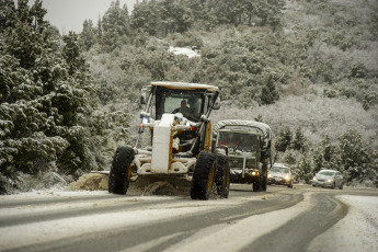 Bariloche, Argentina.- En las fotos tomadas el 4 de julio del 2023, muestra las calles de Bariloche en medio de la temporada de nieve. El Servicio Meteorológico Nacional (SMN) emitió un nuevo alerta por lluvia y nieve en la provincia de Neuquén y Río Negro. La nieve acumulada podría alcanzar entre 40 y 70 cm, con los mayores acumulados en las zonas más elevadas de la cordillera.