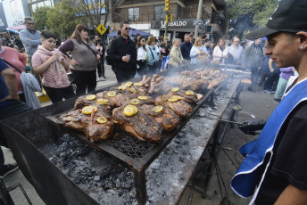 Santa Fe, Argentina.- En las fotos tomadas el 9 de julio del 2023, argentinos participan de las actividades para conmemorar el 207° aniversario de su independencia. Este domingo, se conmemoró la firma del Acta de la Declaración de Independencia en 1816. Cabe señalar que cada año, el 9 de julio se celebra como un feriado nacional en Argentina.