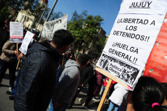 Jujuy, Argentina.- En las fotos tomadas el 20 de julio del 2023, durante una marcha contra la represión, la reforma en Jujuy y por la "Noche del Apagón". A un mes de la represión policial del 20 de junio en la provincia, que conicide además con los 47 años de la Noche del Apagón se realizaron protestas en todo el país para repudiar la represión en Jujuy impulsada por el gobierno de Gerardo Morales contra quienes se oponen a la reforma constitucional y homenajearon a las víctimas de los secuestros perpetrados en la última dictadura en la denominada "Noche del Apagón".