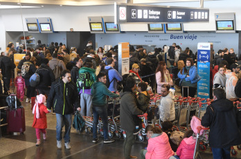 Buenos Aires, Argentina.- En las fotos tomadas el 18 de julio del 2023, muestra el aeroparque Jorge Newbery con un movimiento intenso durante el comienzo de las vacaciones invernales en la Ciudad de Buenos Aires. Para esta temporada invernal, se espera un movimiento de 5,5 millones de turistas y la llegada de 1,5 millones de extranjeros, según las primeras proyecciones del Observatorio Argentino de Turismo (OAT). De acuerdo a los informes oficiales, durante el primer semestre del año ya ingresaron al país 3,5 millones de turistas internacionales.