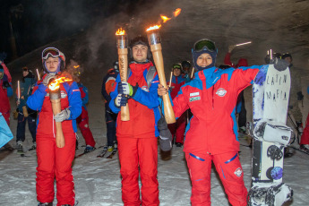 Ushuaia, Argentina.- En las fotos tomadas el 8 de julio del 2023, una multitud presenció la bajada de antorchas en la Fiesta Nacional del Invierno en Ushuaia, la cual se lleva a cabo desde hace 22 años. Este año, se obtuvo el carácter nacional del evento, celebrándose la "Primera Edición de la Fiesta Nacional del Invierno".